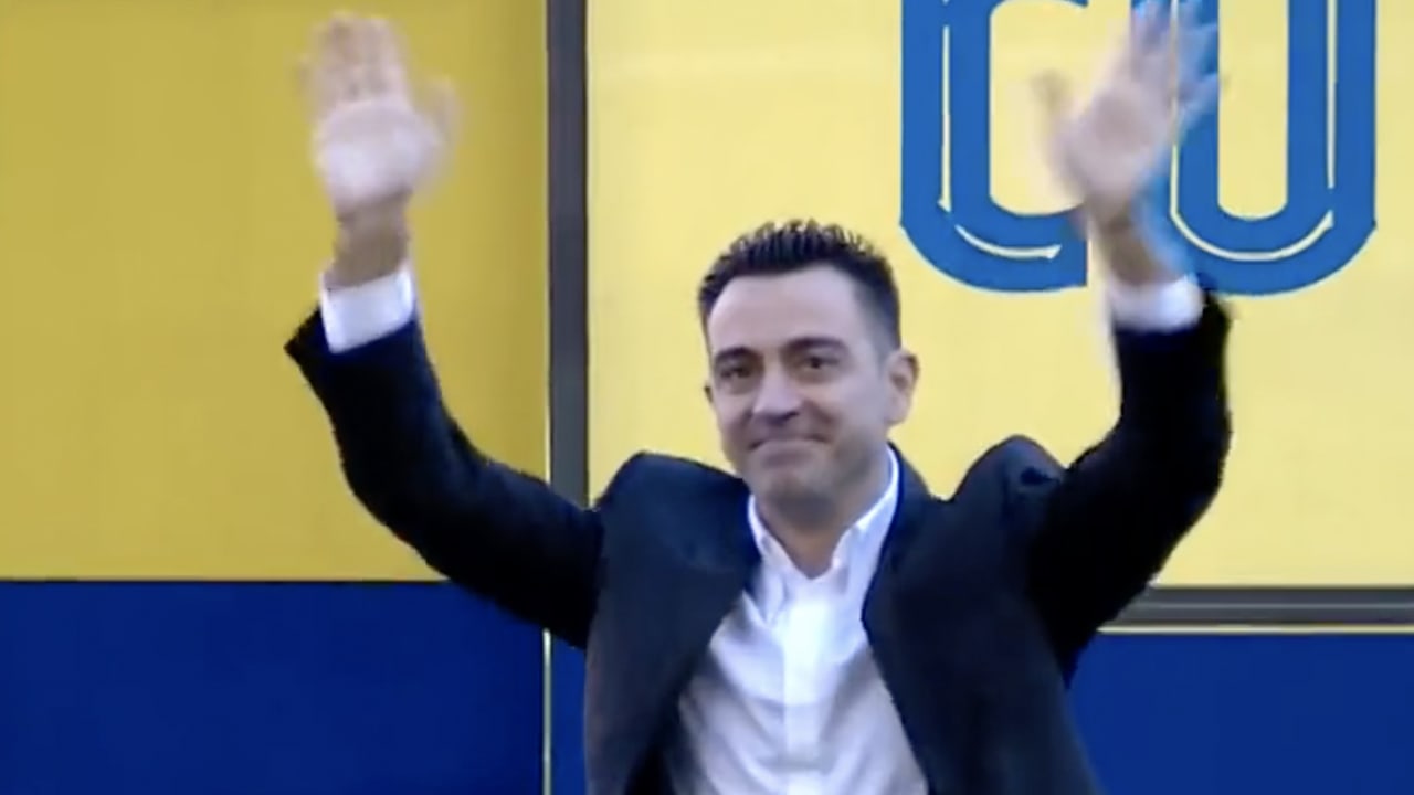 Xavi massaal toegezongen door Barcelona-fans bij officiële presentatie