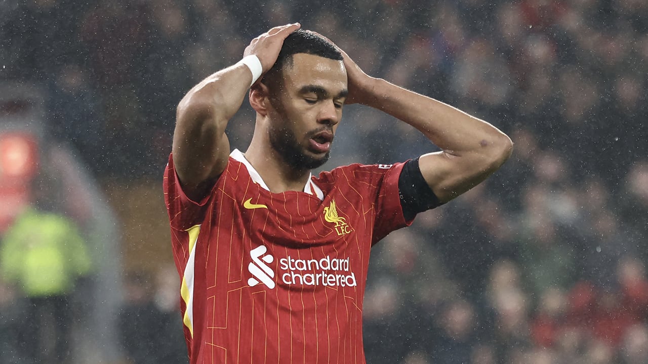 Liverpool wint ondanks goal Gakpo en handsbal De Ligt niet van Manchester United
