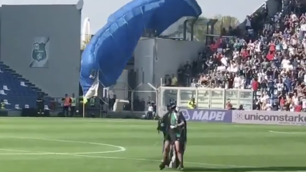 WTF! Parachutist landt op het veld tijdens Sassuolo tegen Inter