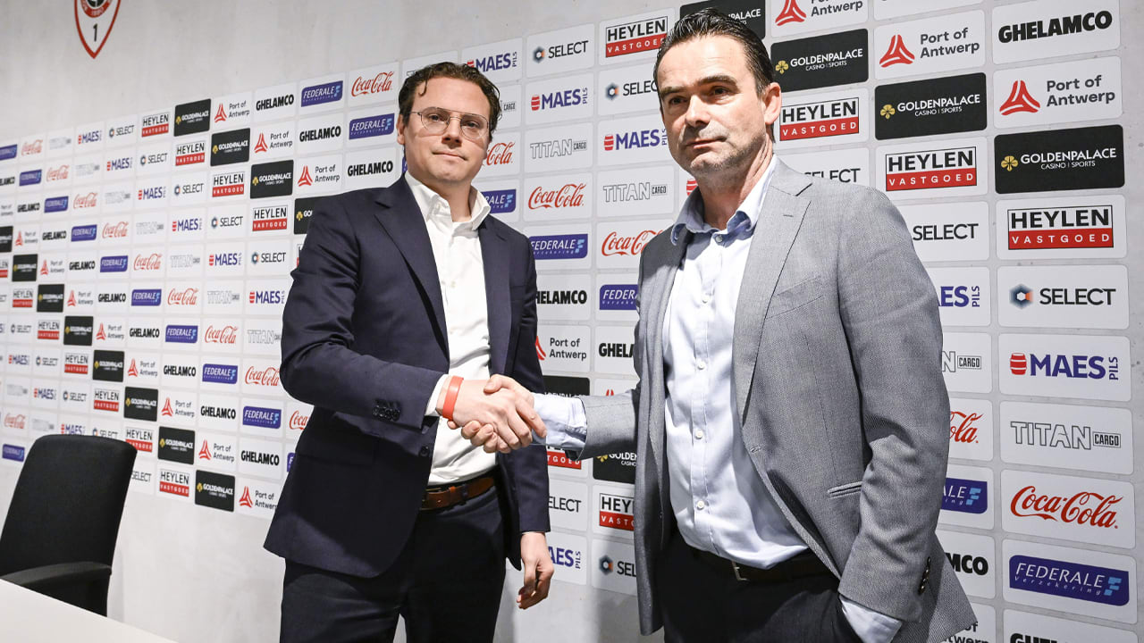 Fans Antwerp steunen Overmars, shirtsponsor hinkt op twee gedachten