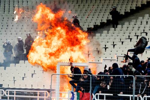 UEFA onderzoekt rellen bij AEK Athene - Ajax
