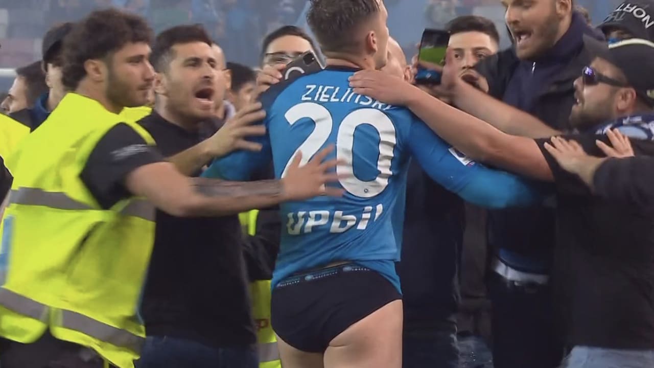 Video: Napoli-speler wordt uitgekleed bij pitch invasion na behalen van landstitel 