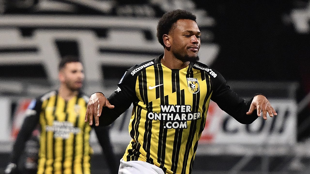 Openda schiet Vitesse in blessuretijd naar halve finale TOTO KNVB-beker