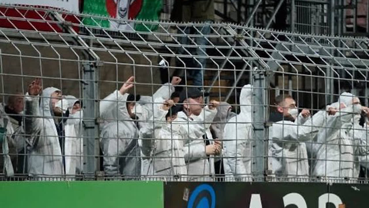 Supporters FC-Dordrecht beschermen zich tegen coronavirus op bezoek in Brabant