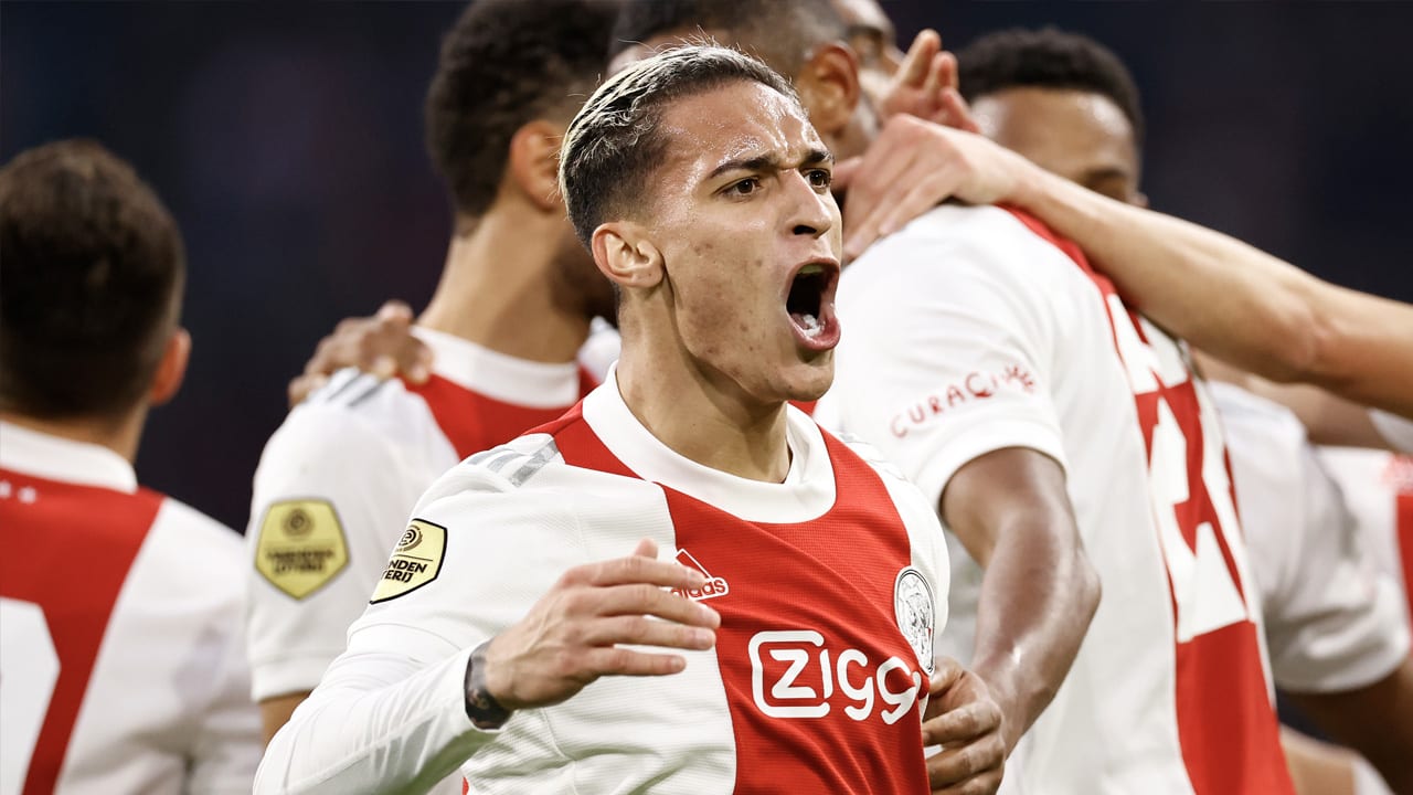Ajax boekt klinkende zege in topper tegen PSV