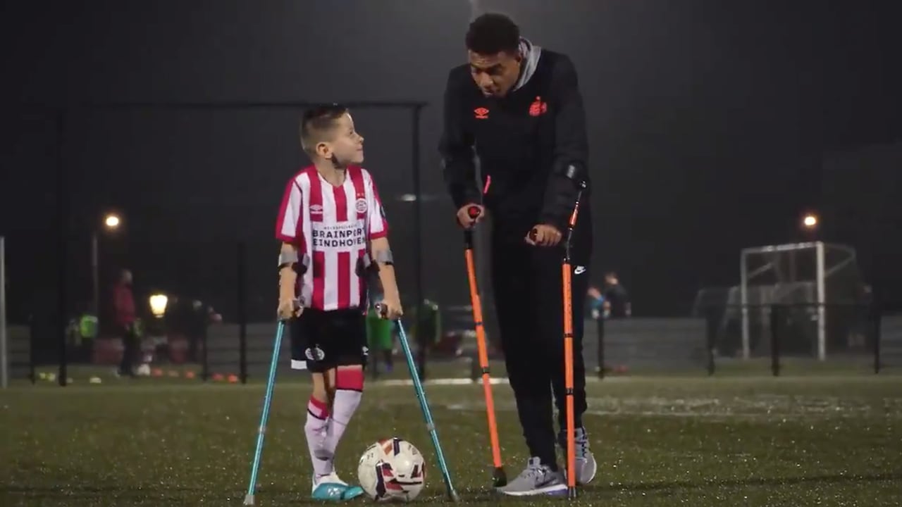 Respect! Donyell Malen traint mee met amputatieteam PSV