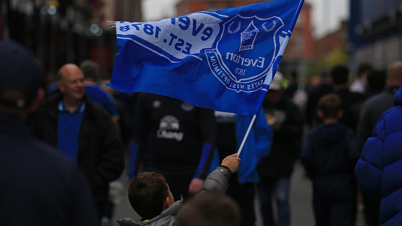 BIZAR: Everton blundert in video met foto van Anne Frank