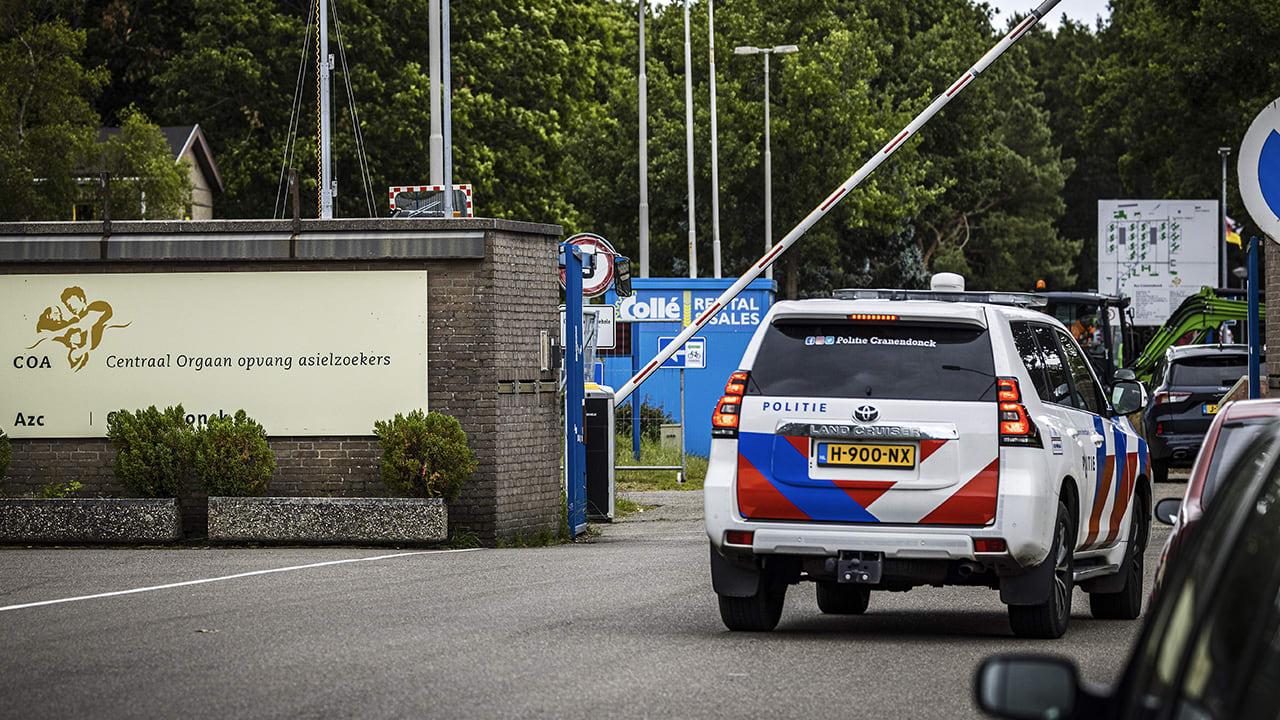 Bus stopt niet meer bij azc Budel: 'Chauffeur bedreigd en bespuugd'