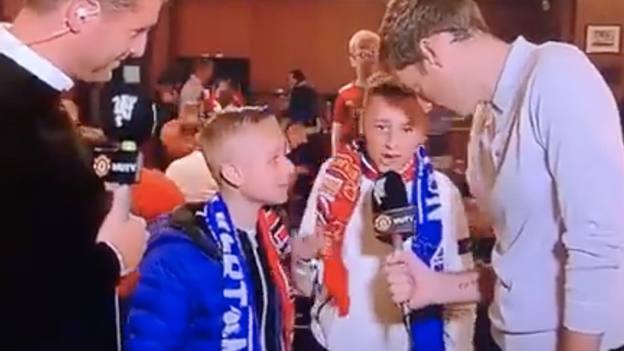 GOUD! Twee jonge Man Utd-fans pakken live op tv hun moment en gaan viral