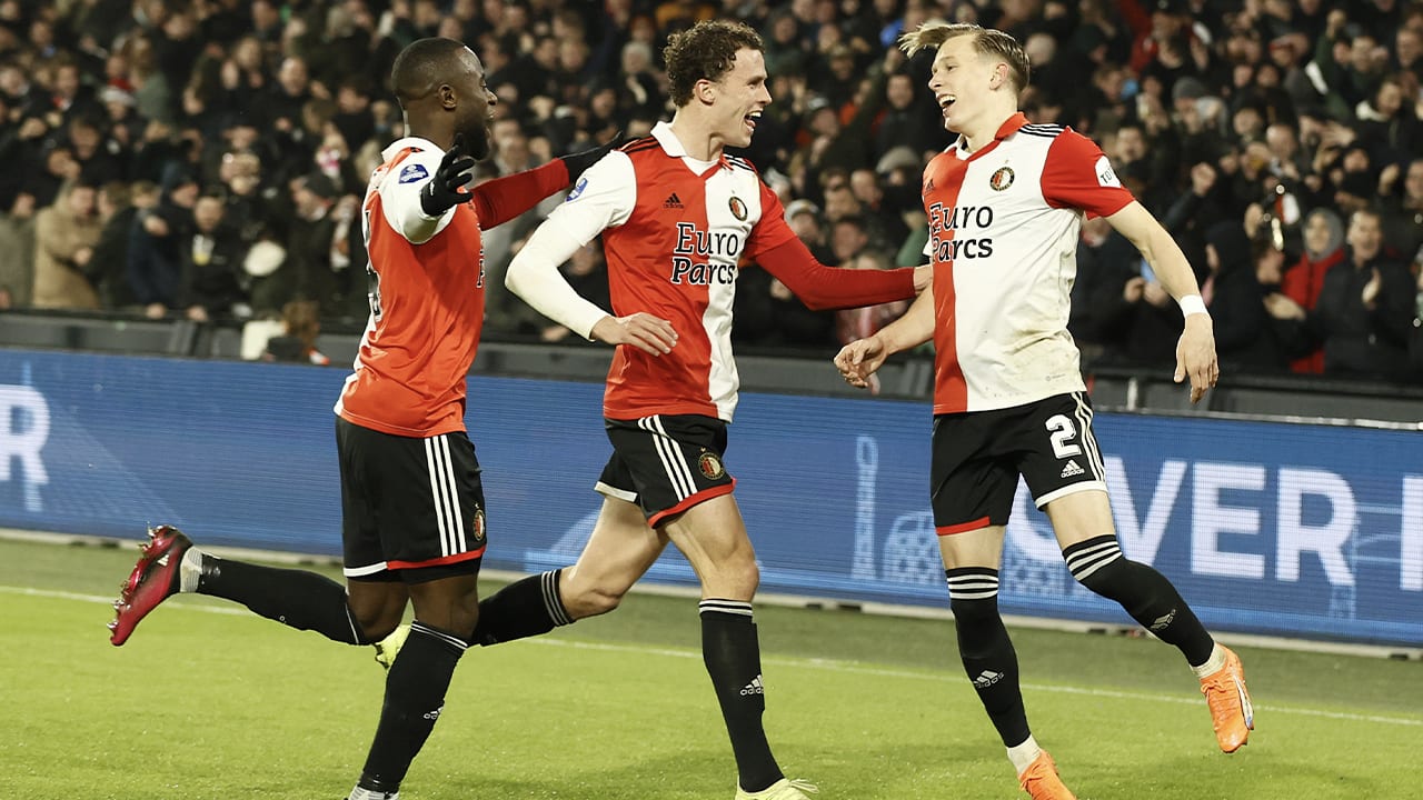 Pedersen schiet Feyenoord in slotfase langs AZ en verstevigt koppositie