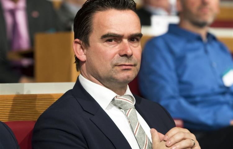 Overmars bevestigt interesse in drietal: ‘Soms moet je vergeven en vergeten’