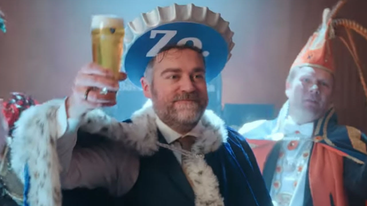 Klaas Dijkhoff als kroonprins in bierspotje: 'We moeten carnaval behoeden voor politiek gepruts!'