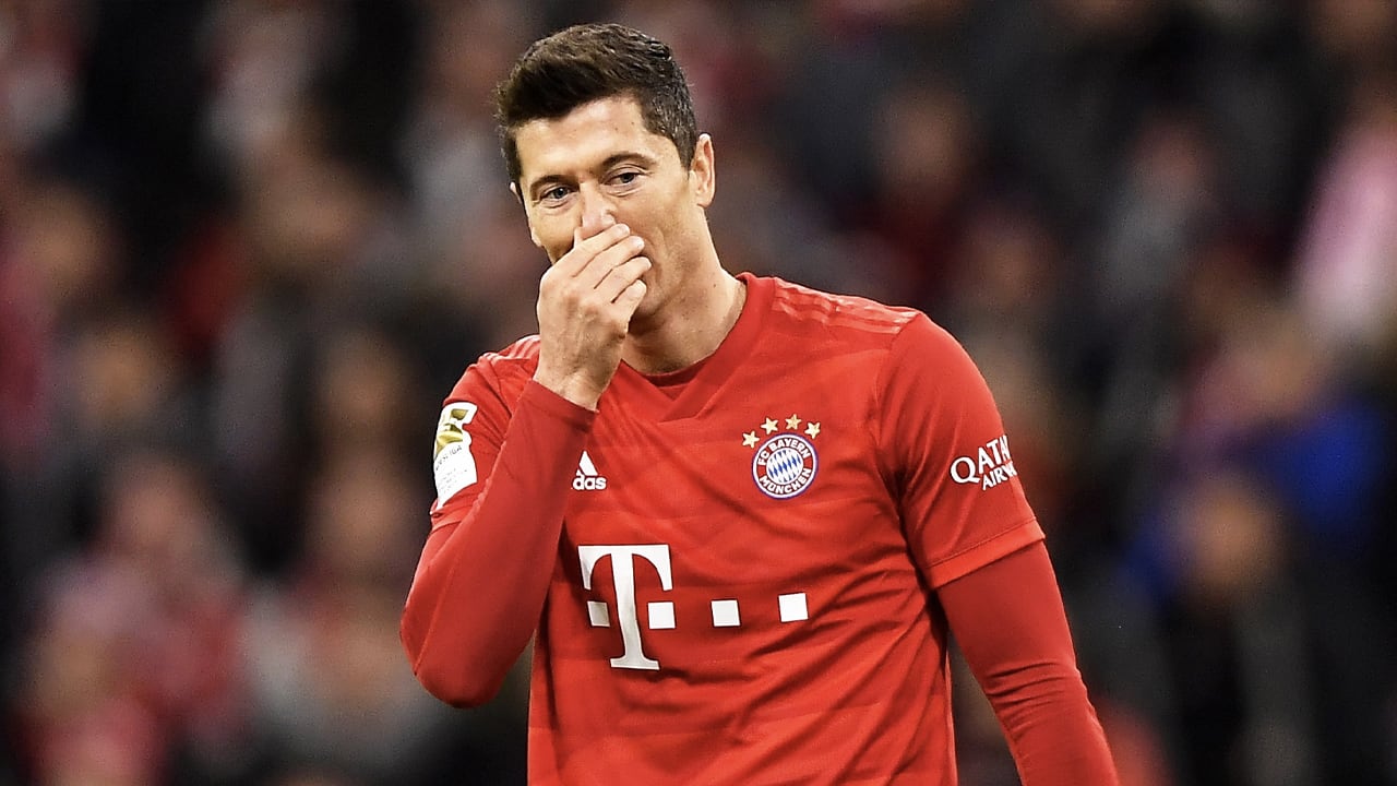 Bayern moet Lewandowski maand missen door knieblessure