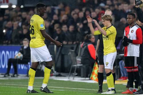 Vader en zoon Steijn genieten in De Kuip