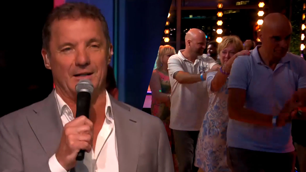 John de Bever krijgt het publiek van De Oranjezomer in de polonaise