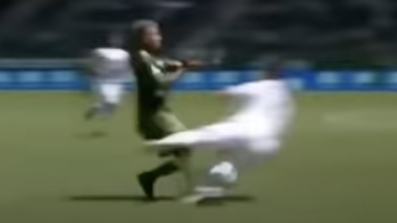 VIDEO: La Galaxy-verdediger krijgt rood na spijkerharde tackle