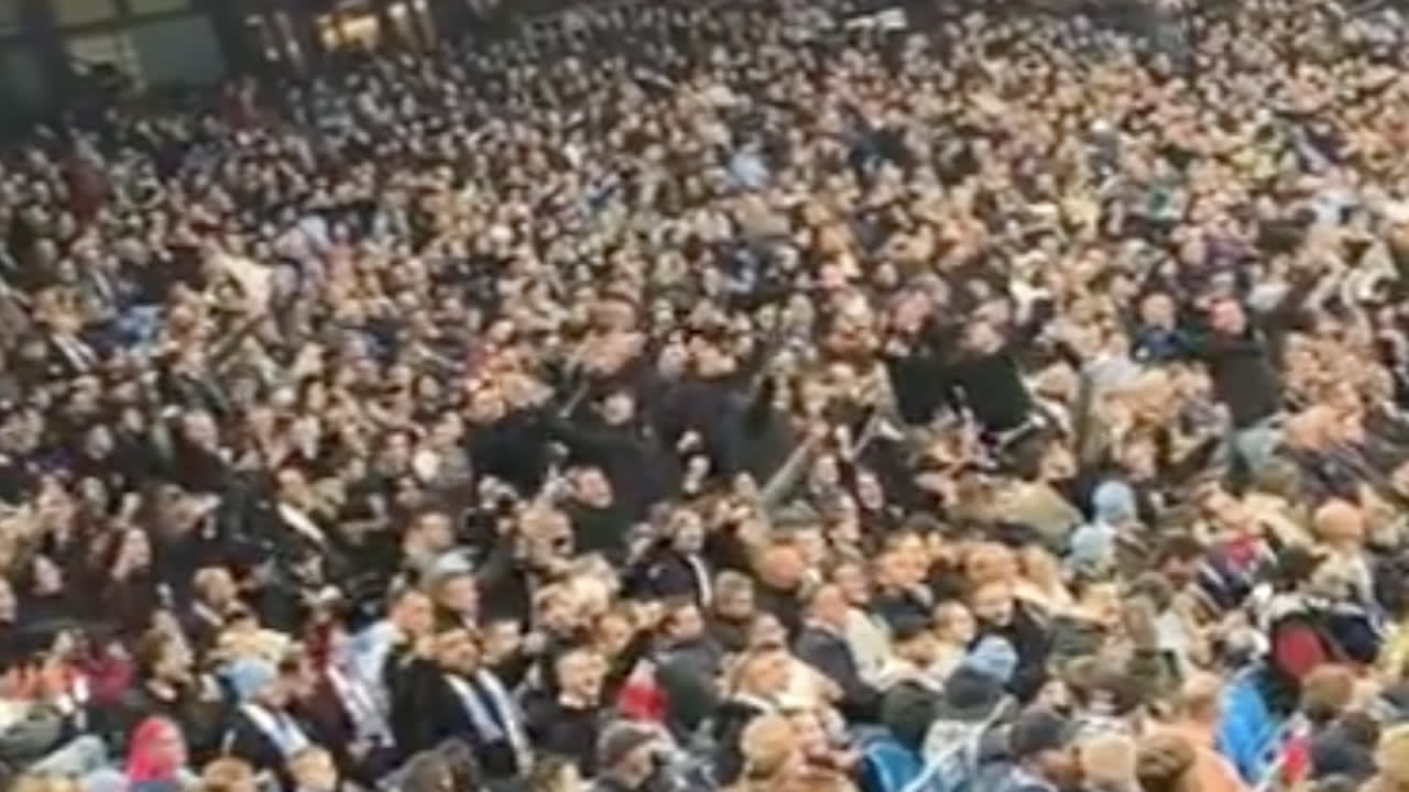 FC Twente-fans laten zich luidkeels horen bij duel van Manchester City