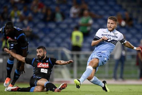 Napoli buigt achterstand om bij Lazio