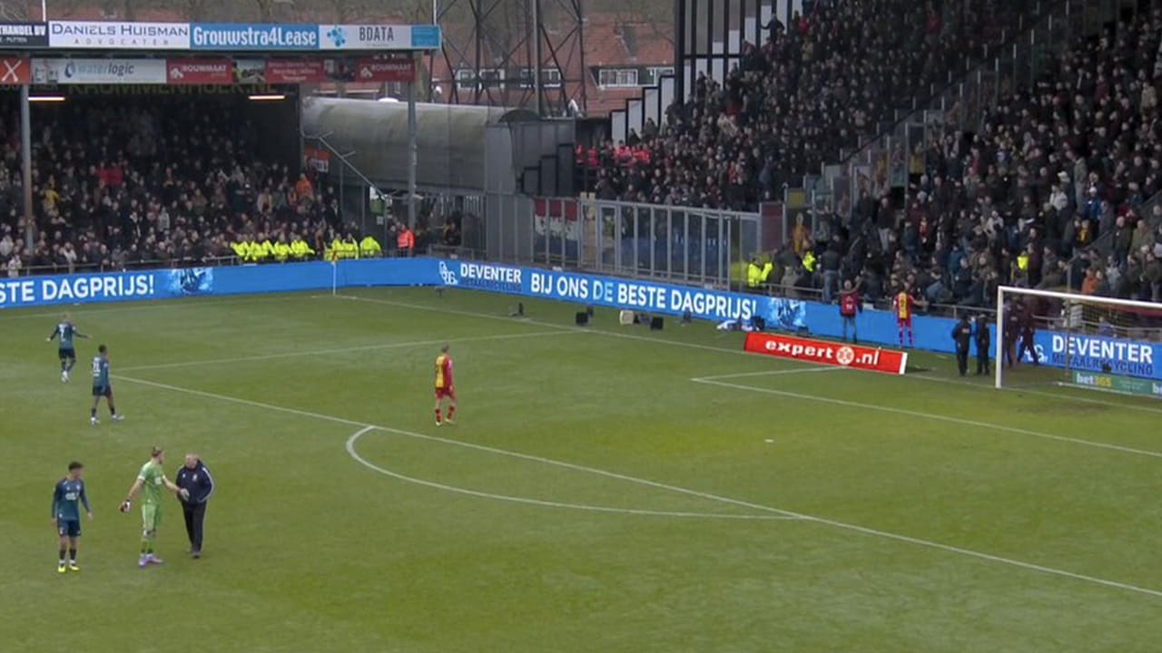 Go Ahead Eagles - FC Twente tijdelijk gestaakt door stoeltjes op het veld