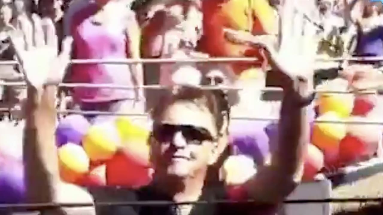 CLASSIC: Louis van Gaal los op de Gay Pride 