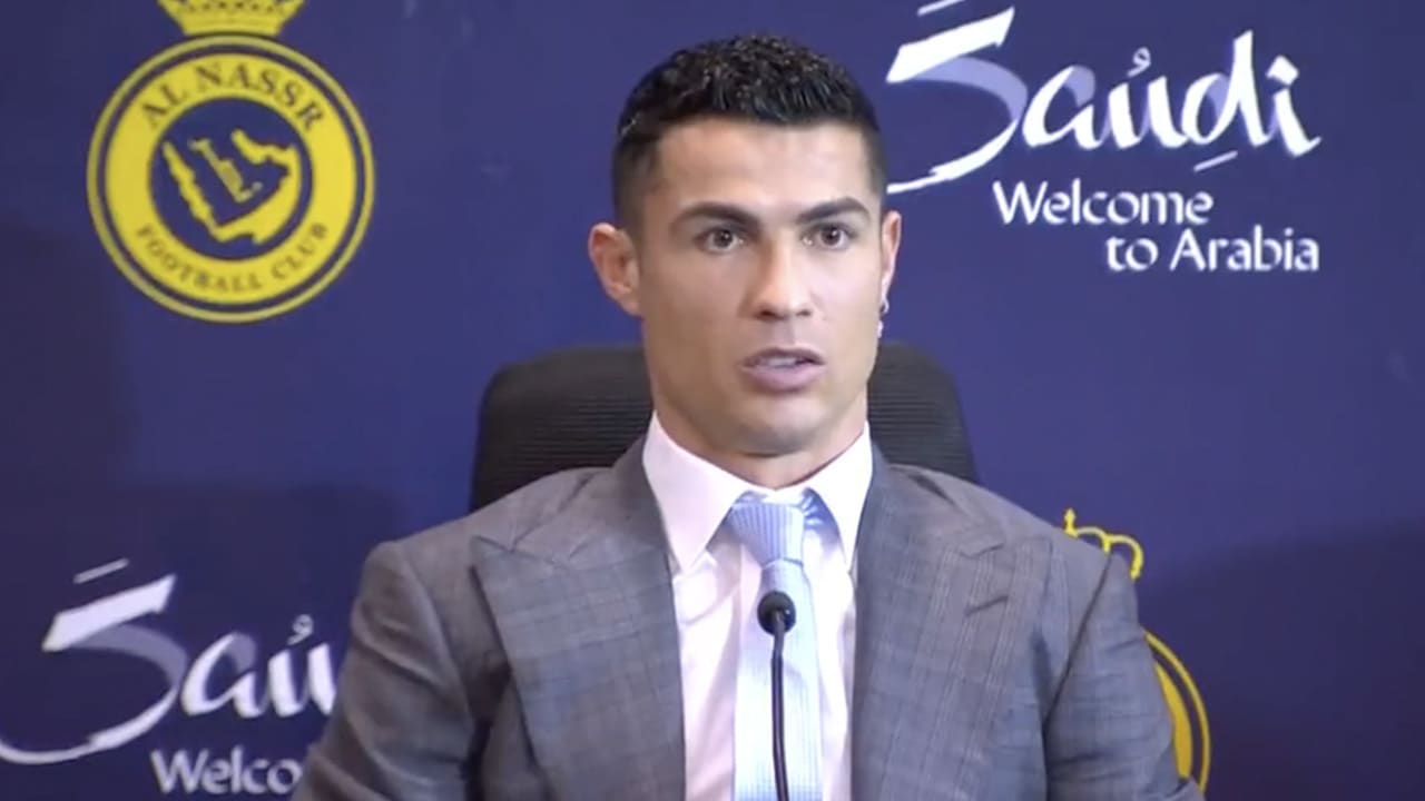 Video: pijnlijke uitglijder Cristiano Ronaldo tijdens presentatie bij Al-Nassr