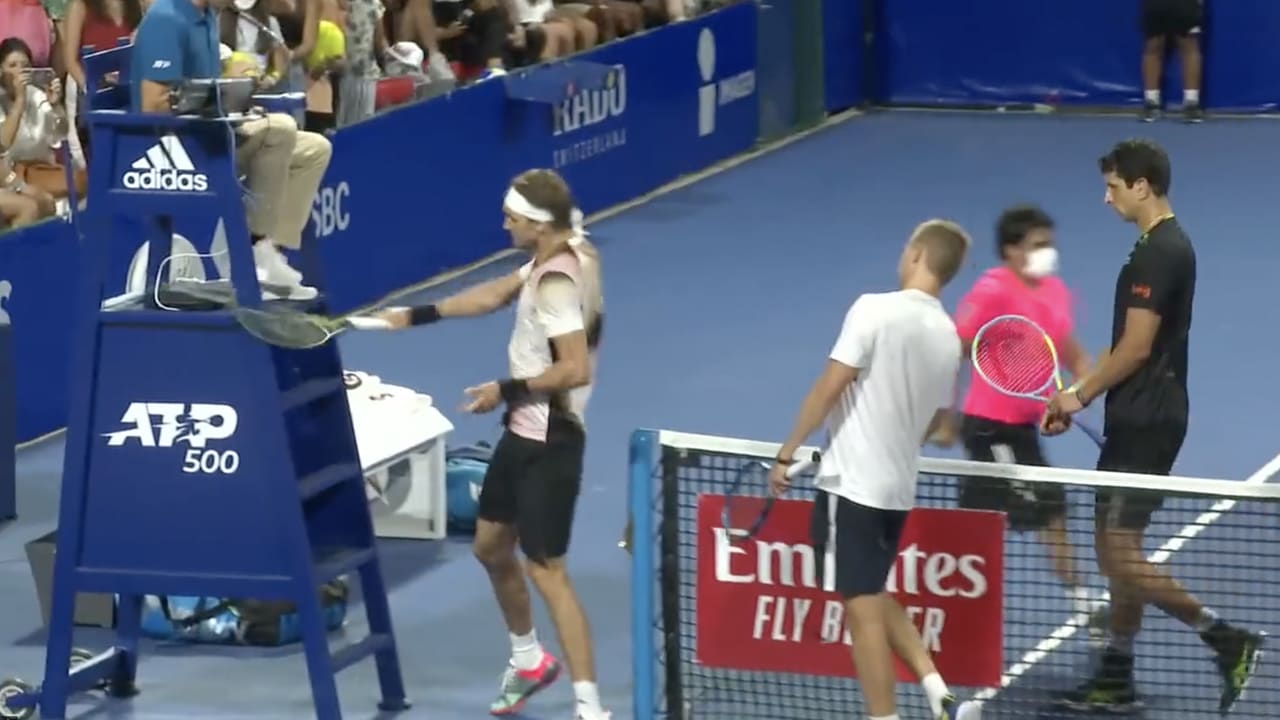 Tennisser gaat compleet door het lint en slaat racket kapot op stoel van scheidsrechter