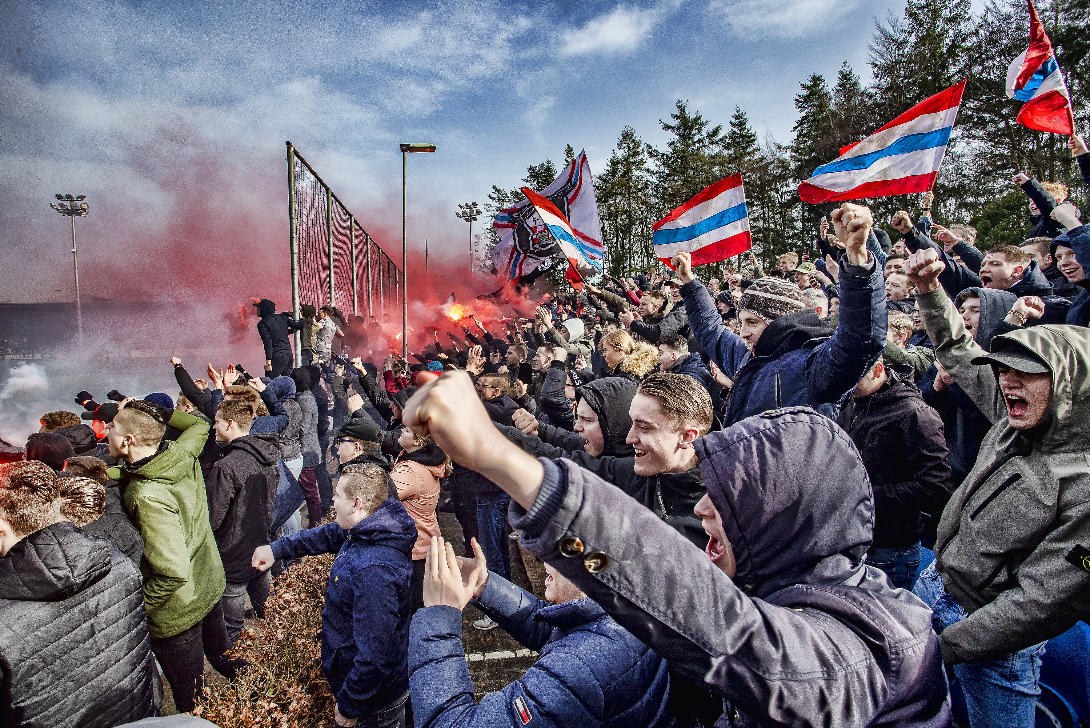 PSV-fans steunen ploeg massaal tijdens laatste training richting Feyenoord 