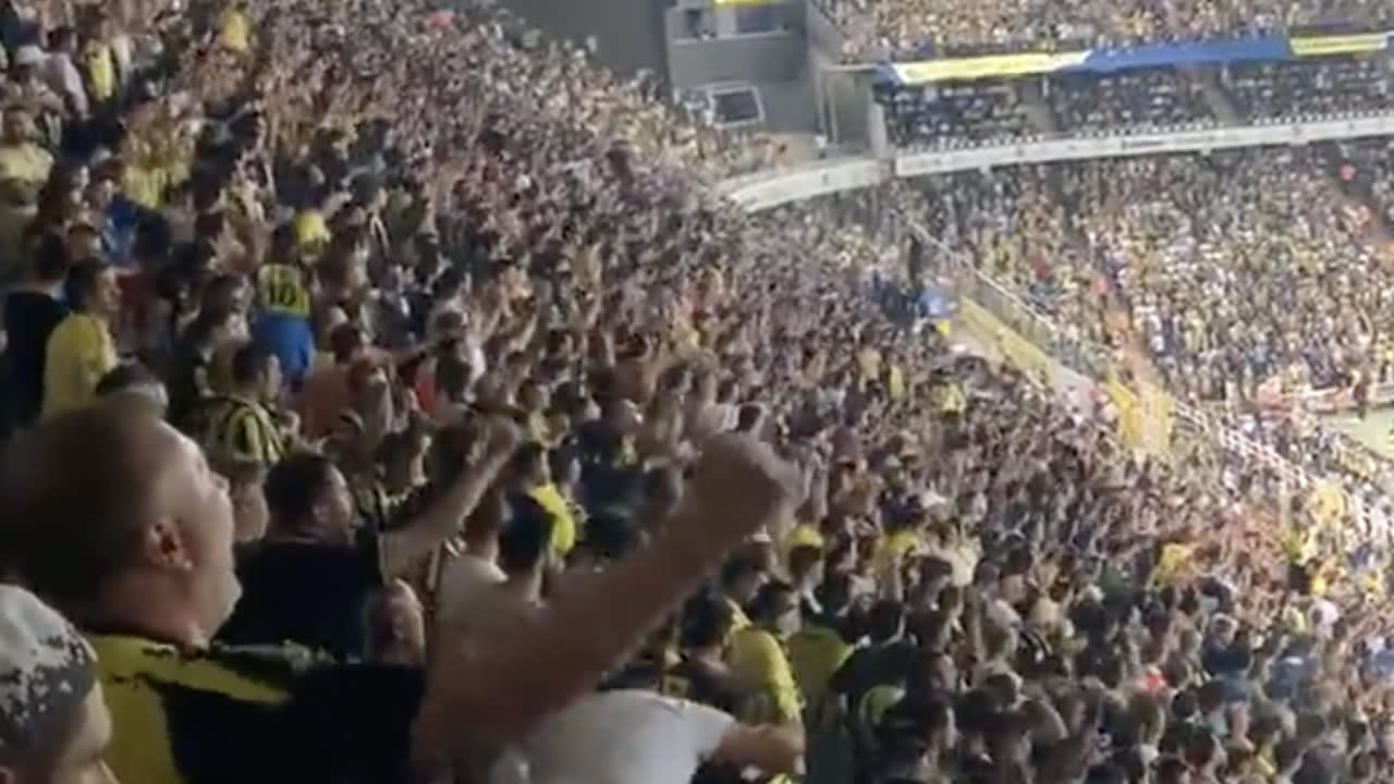 Fenerbahçe-fans scanderen naam Poetin in duel met Dinamo Kiev