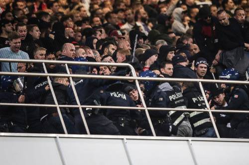 Ajax stevig beboet voor wangedrag fans