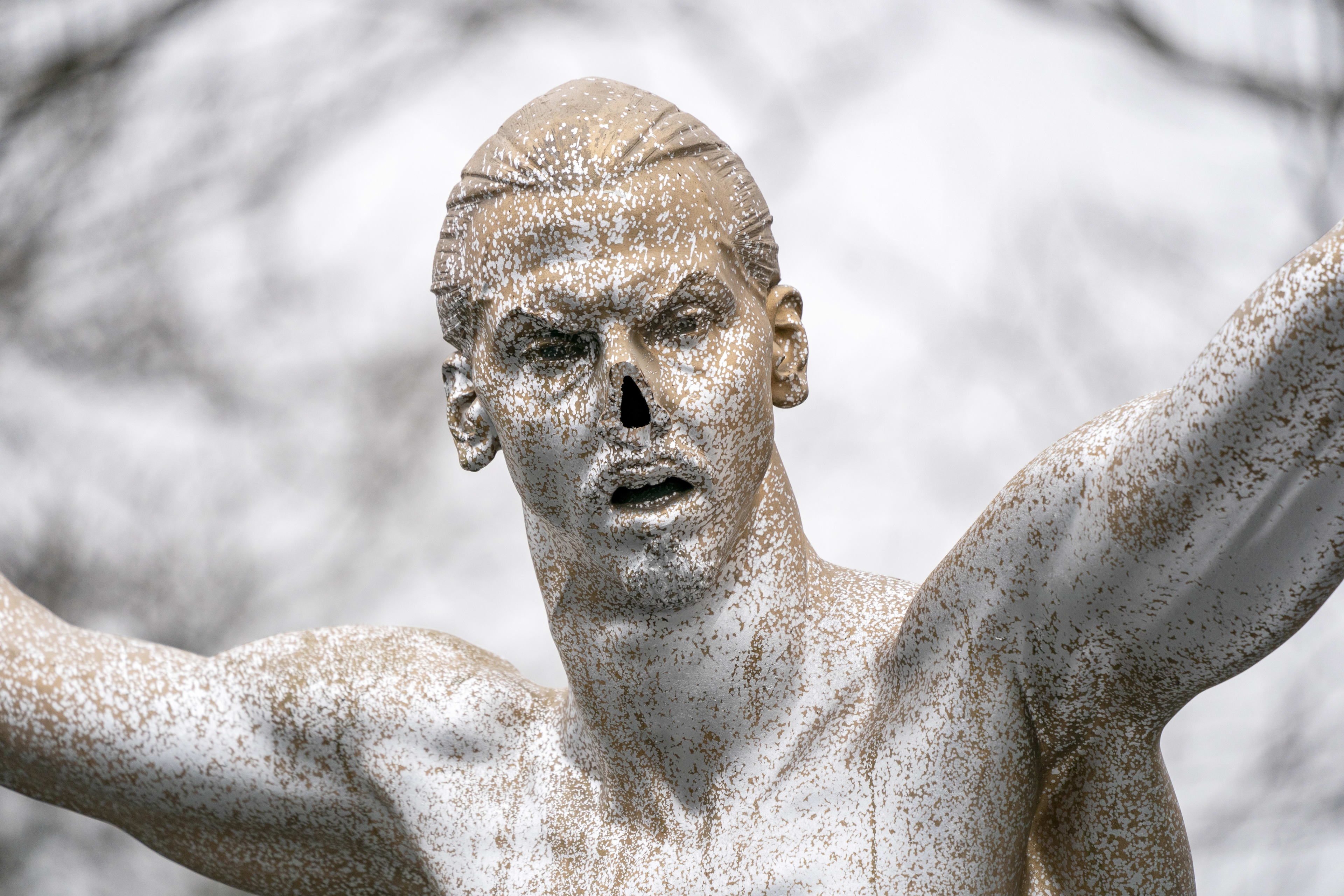 Vandalen slopen neus van standbeeld Zlatan