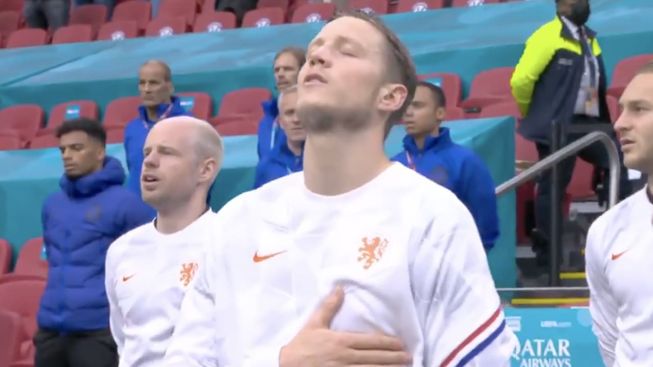 VIDEO: Weghorst geniet ook als bankzitter zichtbaar van het Wilhelmus 