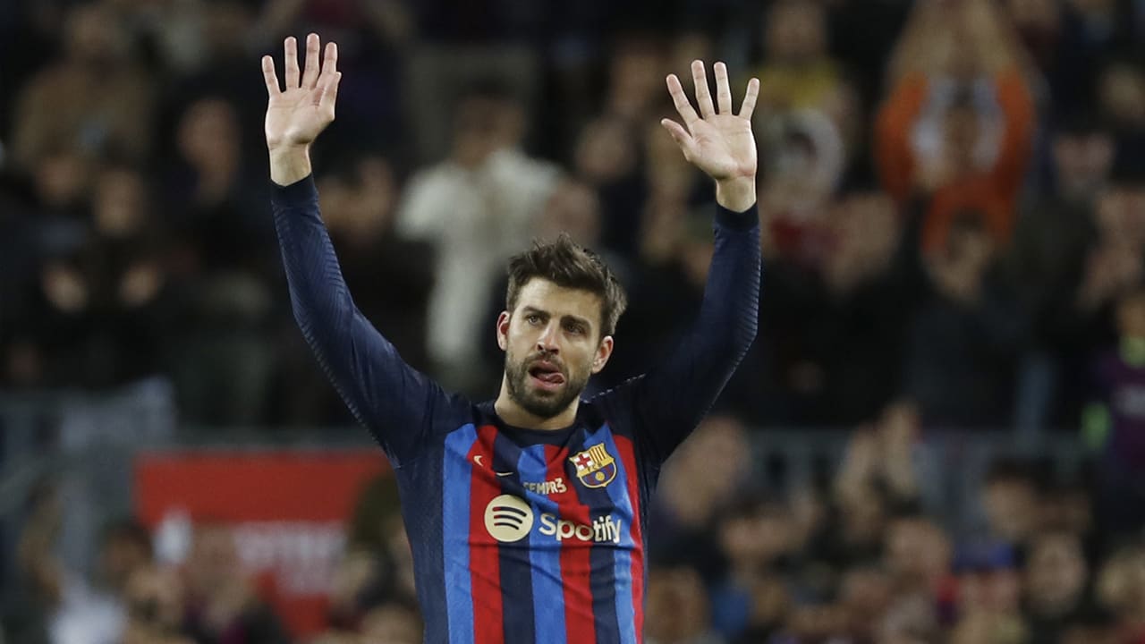 Video: Camp Nou eert geëmotioneerde Piqué bij laatste wissel