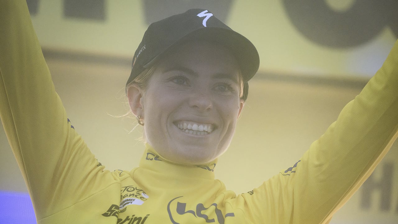 Demi Vollering volgt Annemiek van Vleuten op als winnares Tour de France Femmes