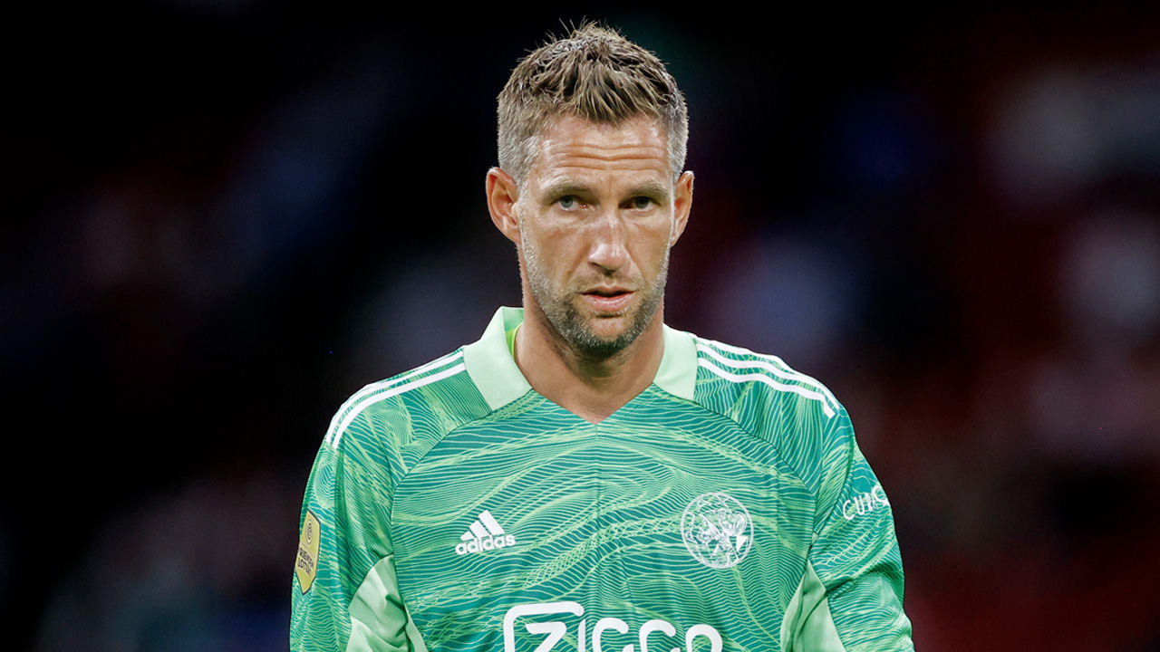 Stekelenburg verlengt contract en gaat tot veertigste door bij Ajax
