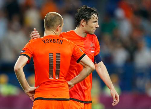 Van Bommel belt met Robben