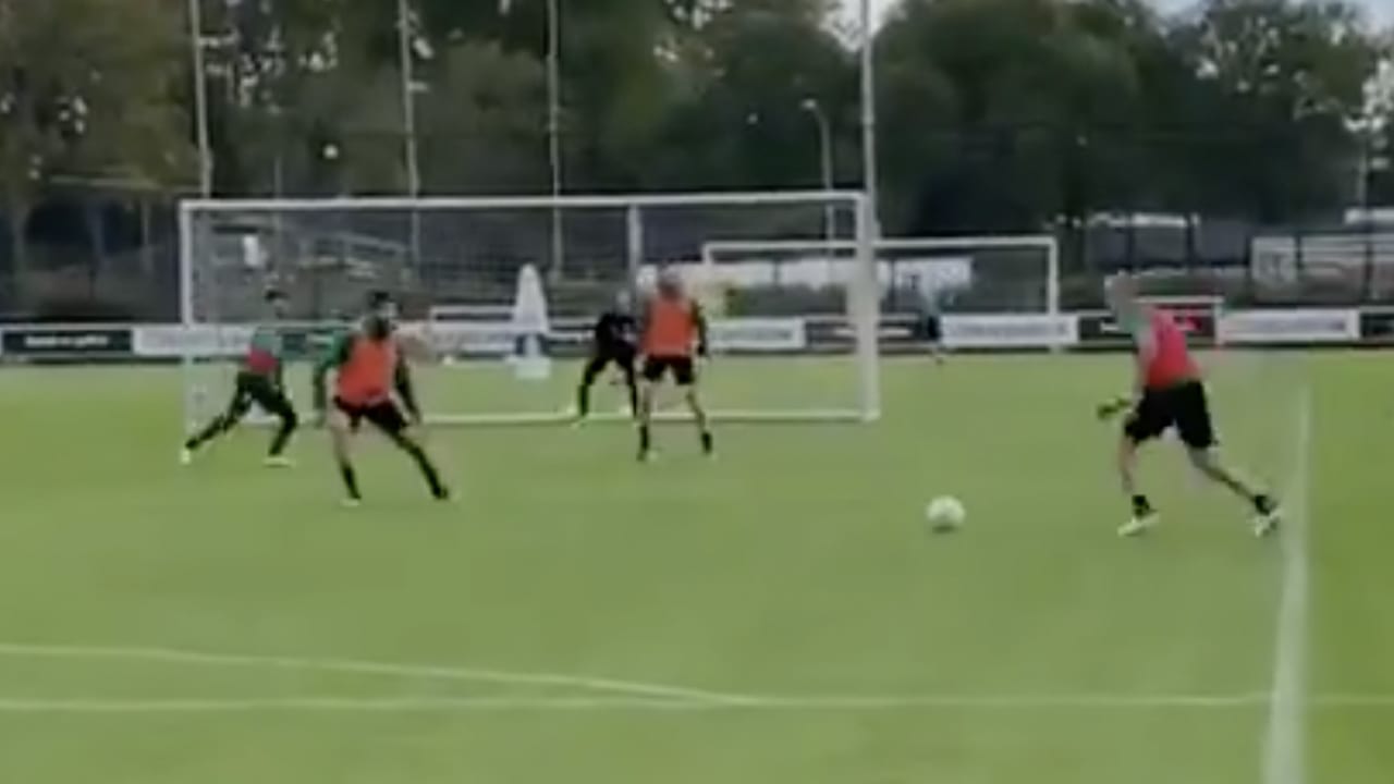Arjen Robben maakt klassieke goal op training FC Groningen