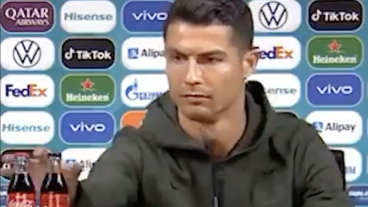 Ronaldo zet Coca Cola-flesjes aan de kant op persconferentie: 'Drink water!'