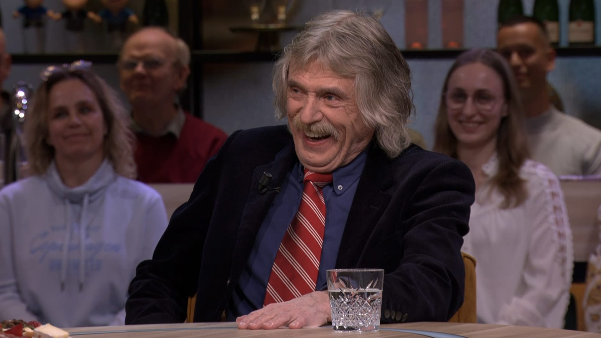 Johan vertelt ooit gepoept te hebben op een rotonde: ‘En die auto’s reden maar rond…’