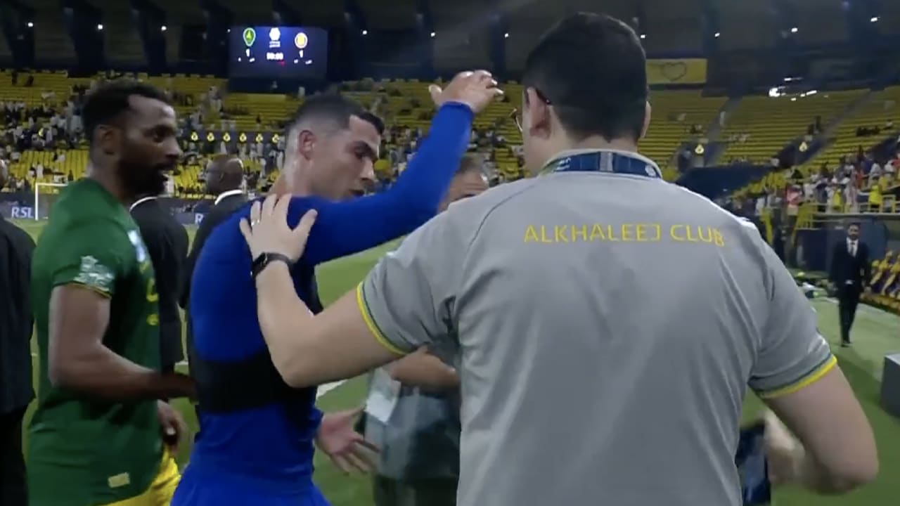 Video: Ronaldo heeft geen zin in selfie na duur puntenverlies en duwt staflid tegenstander weg