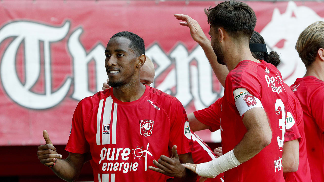 FC Twente overklast Heerenveen en gaat naar Play Offs-finale