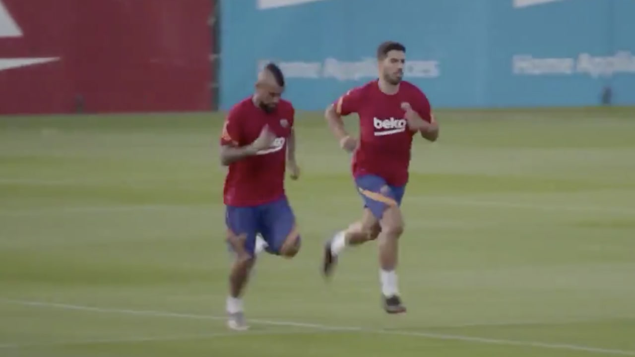 Twitter lacht om 'dikke' Suárez op training FC Barcelona