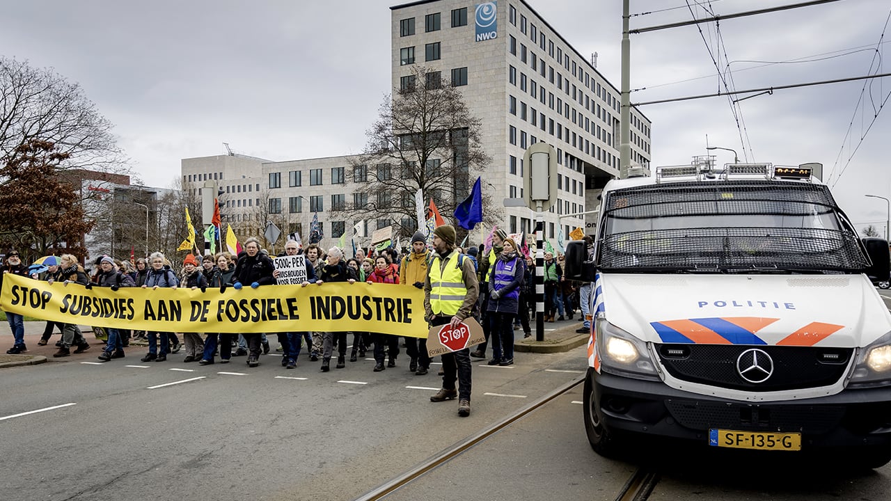 Honderden klimaatactivisten blokkeren A12 in Den Haag