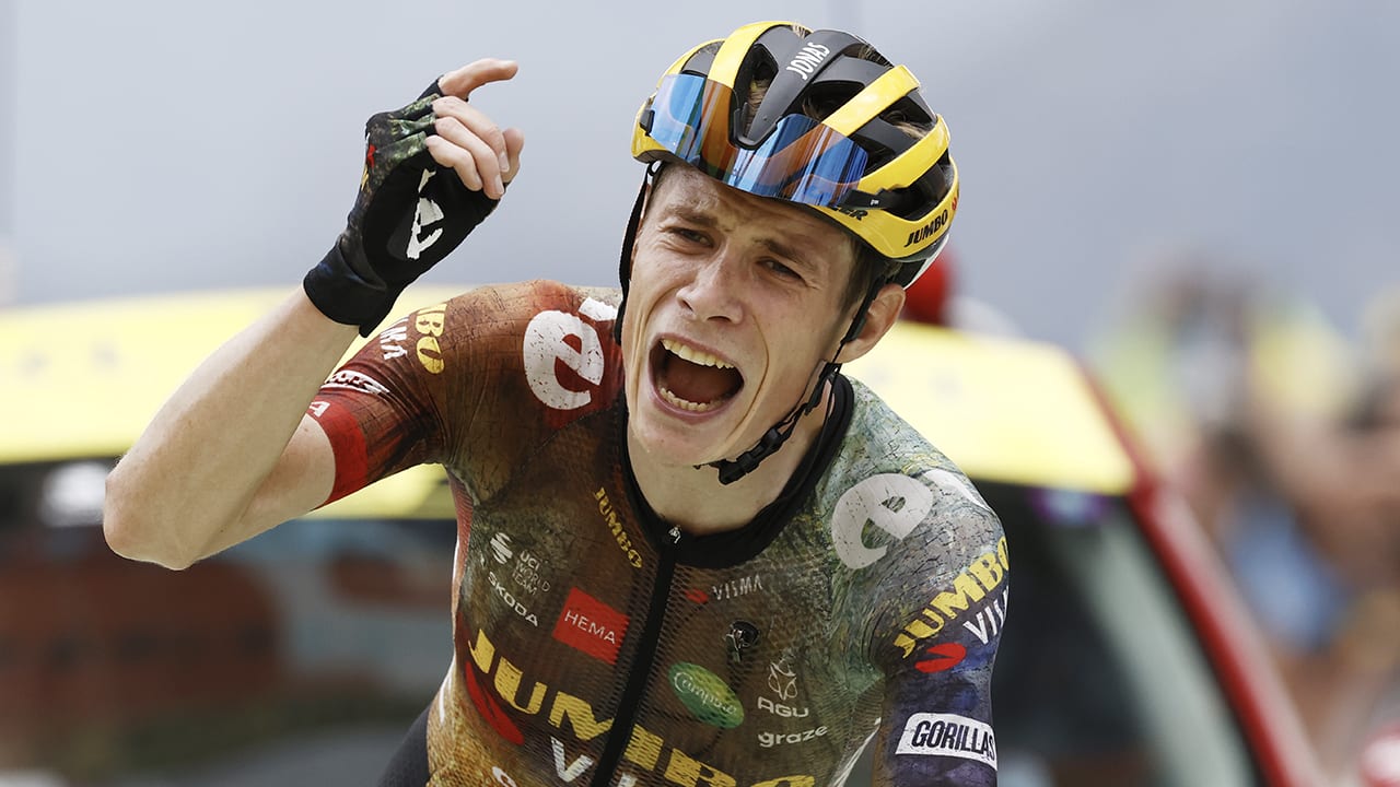 Vingegaard van Jumbo-Visma ontneemt Pogacar gele trui in Tour