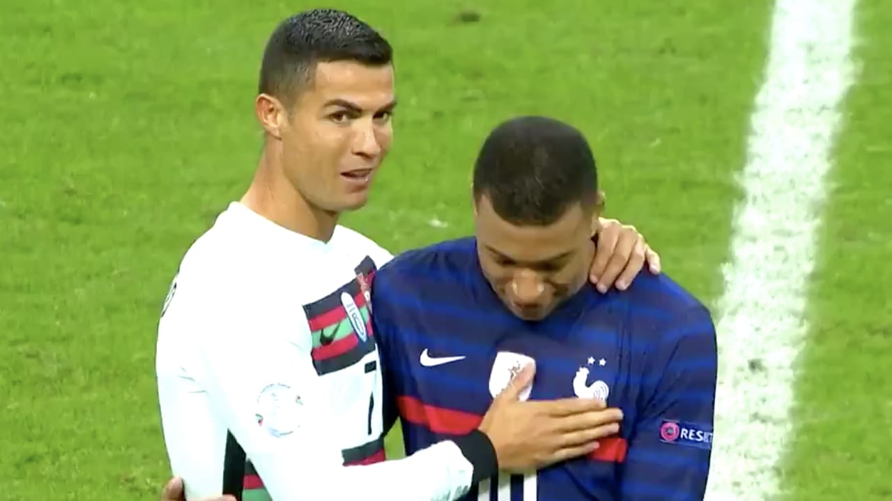 Mooi onderonsje tussen Mbappé en Ronaldo bij Frankrijk-Portugal