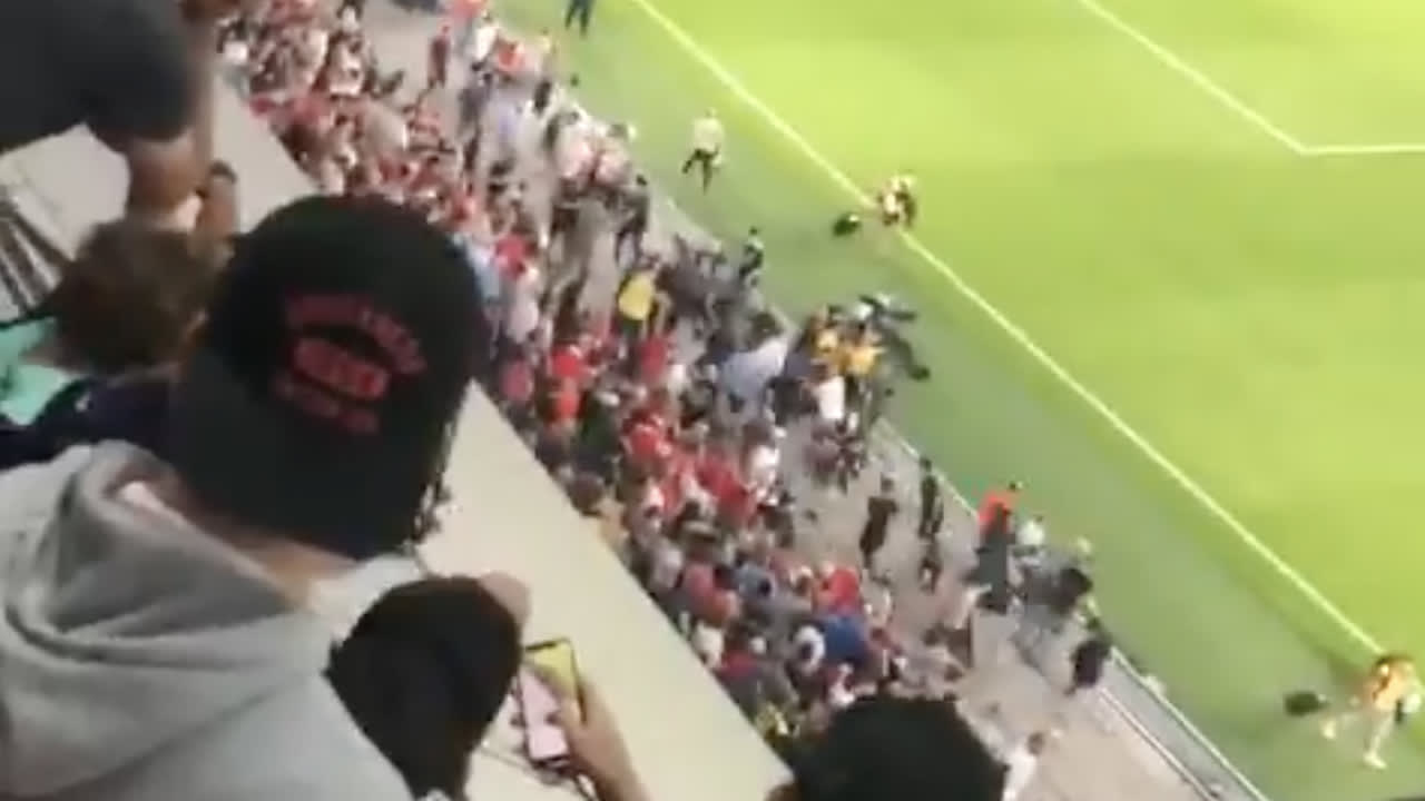 Confrontatie in stadion tussen supporters PSV en Galatasaray 