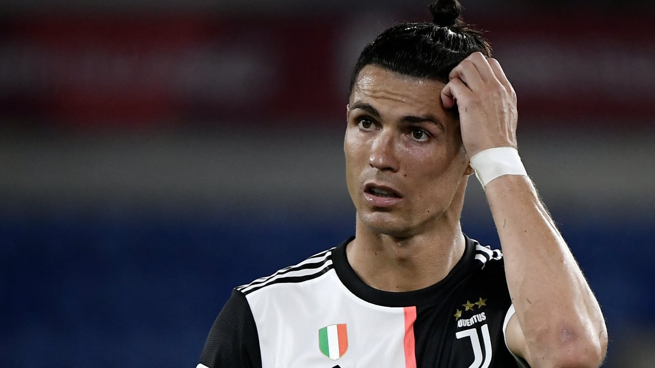 Zus van Cristiano Ronaldo neemt het op voor haar 'koning'