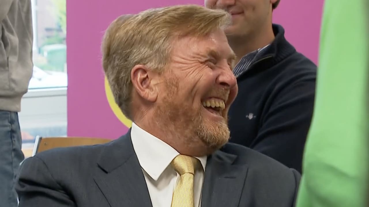 Koning Willem-Alexander krijgt lachers op zijn hand met grapje over flirten: 'Ik ken het probleem!'