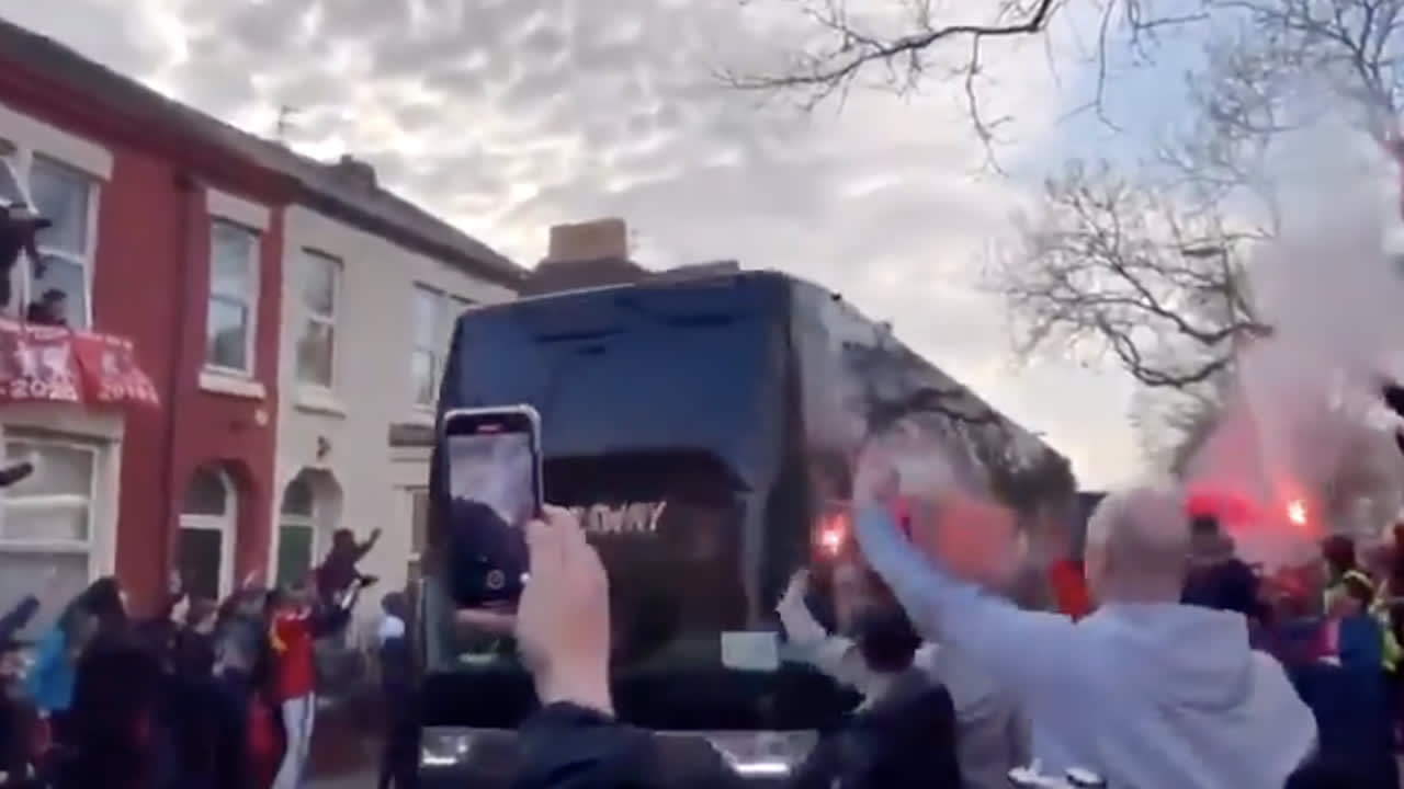 VIDEO: Liverpool-fans gooien steen door ruit spelersbus Real Madrid 