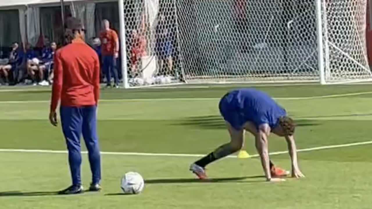 Lang haakt geblesseerd af tijdens training na duel met Malacia