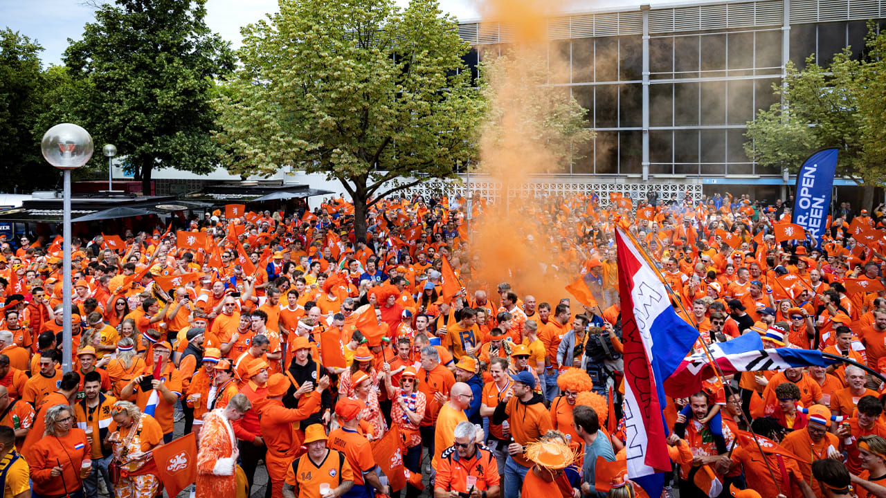 Oranjefans in mars naar Olympiapark in München